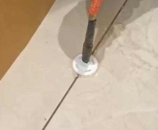 古蔺瓷砖空鼓维修公司专业解答瓷砖在铺贴过程中，如果没有涂抹均匀到位的粘结材料（如水泥砂浆或瓷砖胶），可能会导致以下问题