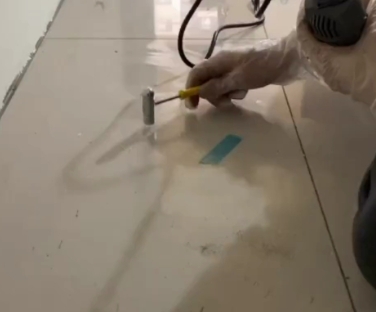 古蔺瓷砖开裂维修公司专业分享瓷砖在铺贴前如果没有沥干水分，将会导致以下问题